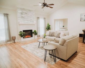 Bridgerton Palace 3bd 2ba Mid-Term Stay. Pet and Family Friendly! - Tifton - Olohuone