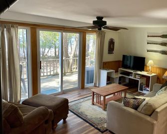 Waterfront Cottage Moosehead Lake - Greenville - Huiskamer