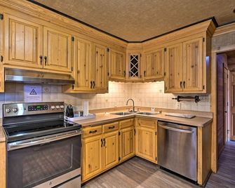 Eagles Nest - Baraboo Cabin on Wisconsin River! - Baraboo - Kitchen