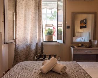 Enjoy the historical city of ancient and modern Athens staying in the unique. - Atenas - Habitación