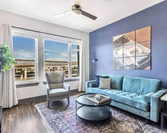 Dashing 1br Suite | Pool, Parking + Gym I - Richardson - Living room