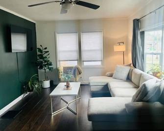 Spacious 3 bed & 2 full bath in Indy. Central location + outdoor amenities - Speedway - Sala de estar