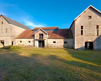 Gîte Bords de Loire, Avec Piscine Intérieure et Jardin - Mauges-sur-Loire - Building