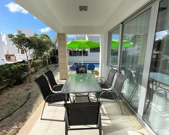 Villa Sunny Breeze In A Prime Spot Near Everything - Coral Bay - Patio