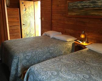 Whistling Swan Motel - East Glacier Park - Bedroom