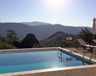 Fig Tree Villa, private pool & whirl pool, seclusion, privacy, spectacular views - مارماريس - حوض السباحة