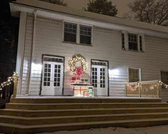 Family-Friendly 5-Star Rated 19th Century Restored Mansion - Painesville - Будівля