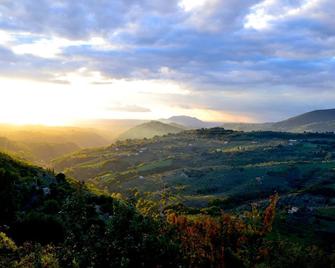 Small Villa \'il Casaletto\', pool, fantastic valley view on Roman countryside - Casaprota - Vista del exterior