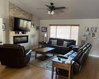 Beautiful home available for Kool Deadwood Nites 2024 - Sturgis - Wohnzimmer