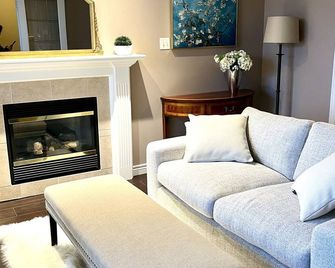 Elegance, warmth and quietude set alongside the lush Lake Margaret Trails. - Saint Thomas - Sala de estar