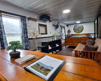 Cozy cottage located on 133 acres. - Athens - Вітальня