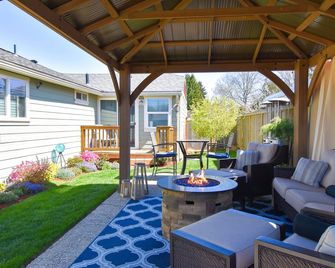 Vivid colorful craftsman with patio and fire pit - Seattle - Patio