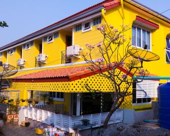 Rakbankerd House - Ko Si Chang - Edificio