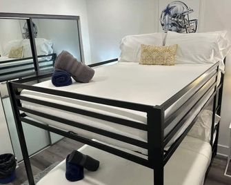 Cowboys Fan Pad 2 Bedroom! - Dallas - Bedroom