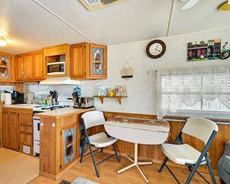 Yuma Getaway with Pool Access, 5 Mi to Lutes Casino! - Yuma - Kitchen