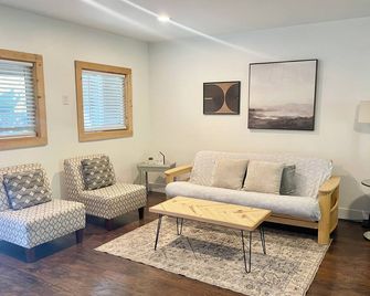 2 Bedroom Hideaway with private patio. Pet friendly! - Oroville - Wohnzimmer