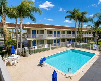 Motel 6 Bakersfield, Ca - Airport - Bakersfield - Pool