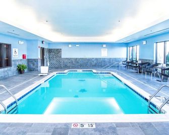 Holiday Inn Express & Suites Elkton - University Area By IHG - Elkton - Zwembad