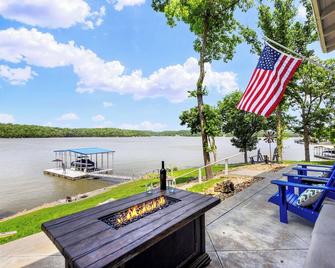 For the View Lakeside Launchpad! Great Location - Gravois Mills - Patio