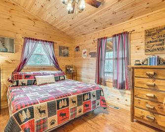 Deck and Fire Pit Smoky Mountain Cabin Hideaway! - Murphy - Bedroom
