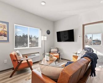 New 2 Bed 2 Bath Near Perry District and DT - Spokane - Living room