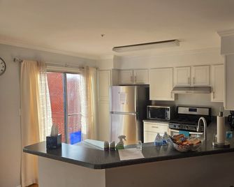 Spacious Quiet 3 Bedrooms Townhome in Germantown, MD (Free Parking) - Germantown - Keuken