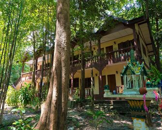 Lost Resort - קו סאמט - בניין