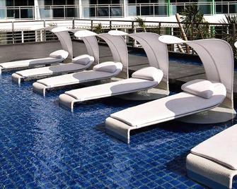 Brand New Combined Deluxe Big Penthouse - Azure Urban Resort - Manila - Piscina