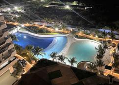 The Nook: Your Daily Gateway At Azure North Resort - San Fernando - Piscine