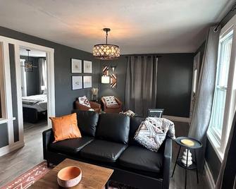 1 Bed1 Bath Condo Wkitchenlr-sleeps Up To 4pp - Russell - Obývací pokoj