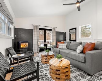 Launchpoint Lodge - Lincoln - Living room