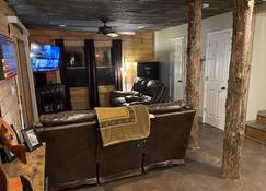 Rustic Log Cabin at Swinging Bridge - Heber Springs - Living room