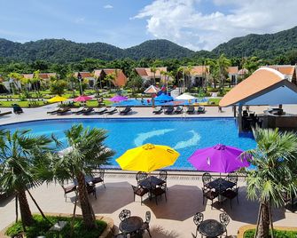 Vakara Hotel Kep - Kep - Bể bơi