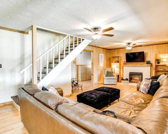 Sweetwater Lake House with Covered Patio! - Sweetwater - Huiskamer