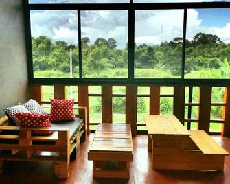 Modernloft Homestay - Uthai Thani - Living room
