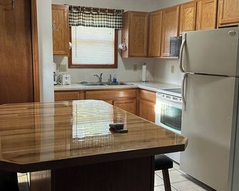 3 Bedroom Cottage near Wolf Lake in Baldwin Michigan. - Baldwin - Kitchen