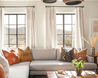 Flora by Avantstay Modern Private Desert - Yucca Valley - Salon