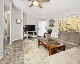 Pet-Friendly. Fully fenced yard - Prescott - Living room