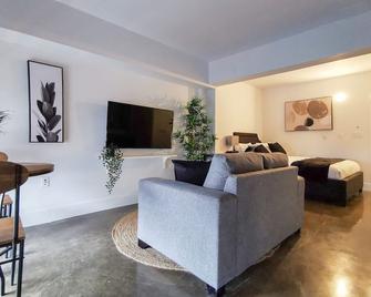 Cameo Hotel and Suites - Halifax - Living room
