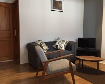 Apartment with parking in the medieval city, 100 m from the quay, shops. - Saint-Valéry-sur-Somme - Living room