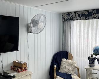 Rainbows End - Redcliffe - Living room