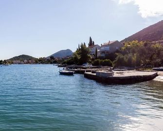 One Bedroom Apartment With Garden View Mali - Ston - Bâtiment