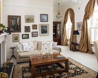 A stylish and sophisticated property centrally located in Howth - Howth - Sala de estar