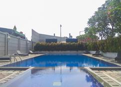 Best Studio Room with Wall Bed Tifolia Apartment - Jakarta - Pool