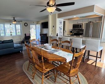 “It's A Shore Thing” located in beautiful Easton, MD. Close to MD & DE beaches. - Easton - Dining room