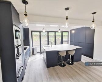 The Manor Hot Tub Escape - Bath - Dining room