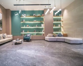 Home Inn Nanchang Bayi Square Dinggong Road South Metro Station - נאנצ'אנג - טרקלין