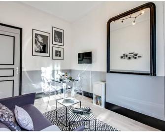 1bedroom located in the vibrant Saint-Germain-des-Prés - Paris - Living room