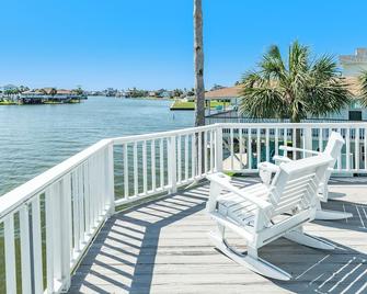 New To Vrbo! Hot Tub, Huge Deck, Boat Dock, Quick Bay Access, Pet Friendly - Jamaica Beach - Balcon