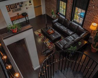 Spacious 4-bedroom riverfront loft apartment - Providence - Escaleras